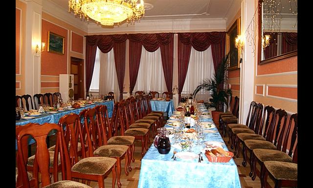 В небольшом и уютном зале Дома Правительства Москвы все готово для празднования 75-ти летнего юбилея.